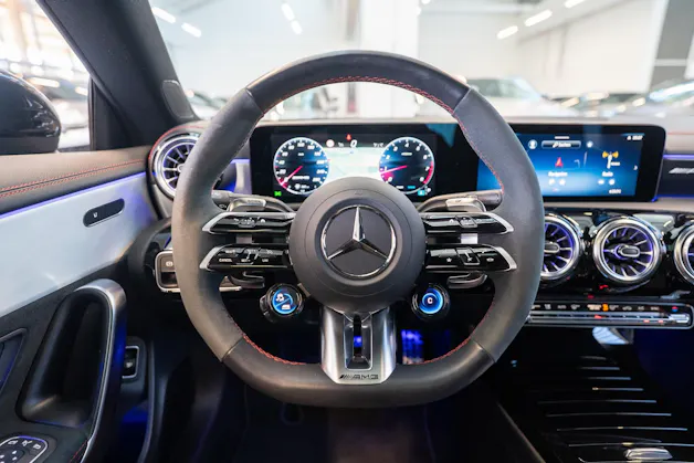MERCEDES-BENZ CLA 35 AMG 4matic / Panorama-Schiebedach / Performance Auspuff /