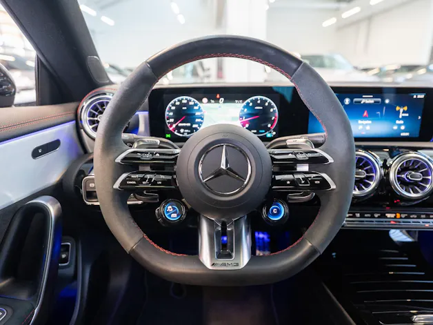 MERCEDES-BENZ CLA 35 AMG 4matic / Panorama-Schiebedach / Performance Auspuff /