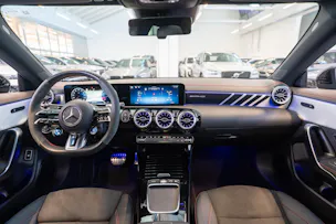 MERCEDES-BENZ CLA 35 AMG 4matic / Panorama-Schiebedach / Performance Auspuff /