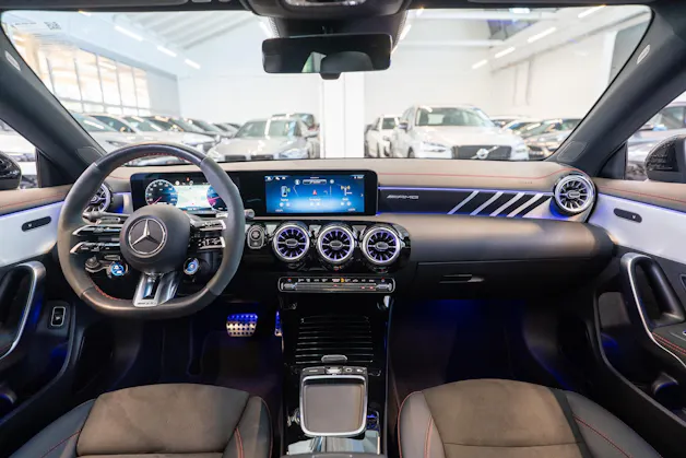 MERCEDES-BENZ CLA 35 AMG 4matic / Panorama-Schiebedach / Performance Auspuff /