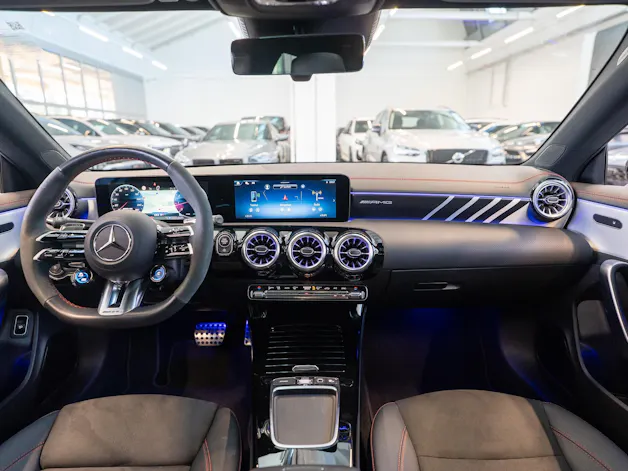 MERCEDES-BENZ CLA 35 AMG 4matic / Panorama-Schiebedach / Performance Auspuff /