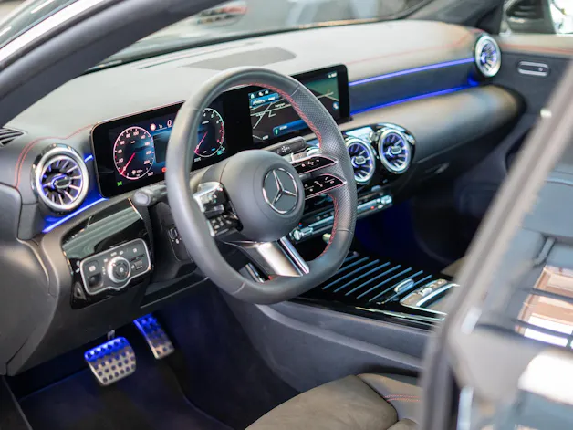 MERCEDES-BENZ CLA 200 AMG Line / Facelift / Rückfahrkamera / Ambientebeleuchtung