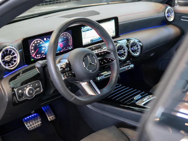 MERCEDES-BENZ CLA 200 AMG Line / Facelift / Rückfahrkamera / Ambientebeleuchtung