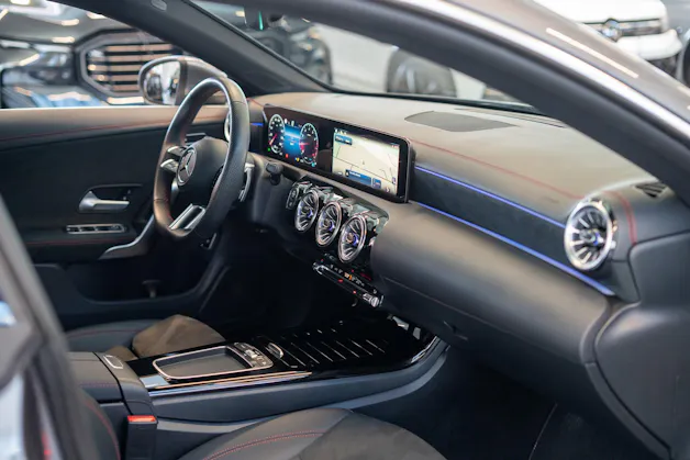 MERCEDES-BENZ CLA 200 AMG Line / Facelift / Rückfahrkamera / Ambientebeleuchtung