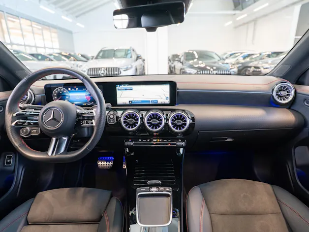MERCEDES-BENZ CLA 200 AMG Line / Facelift / Rückfahrkamera / Ambientebeleuchtung