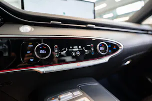 Genesis GV70 2.5T Sport / Panorama-Glasdach / Massagesitz / 360°Kamera