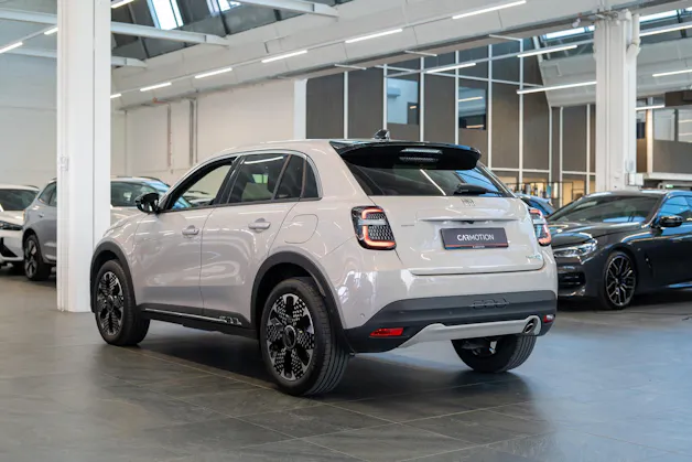 FIAT 600 1.2 Hybrid La Prima / Grigio Cappuccino / Ledersitze / Navi