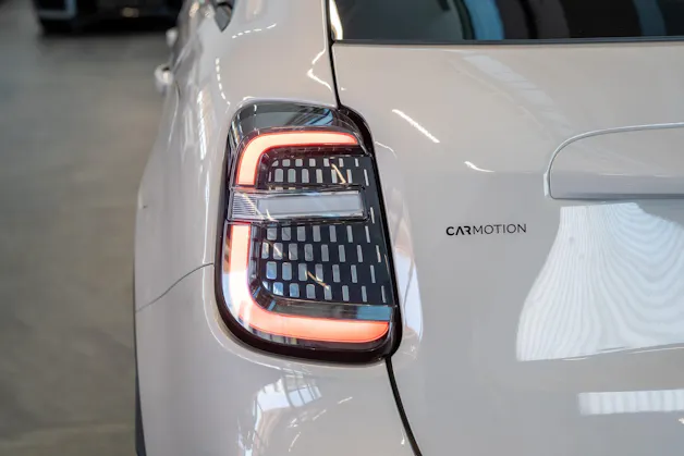 FIAT 600 1.2 Hybrid La Prima / Grigio Cappuccino / Ledersitze / Navi