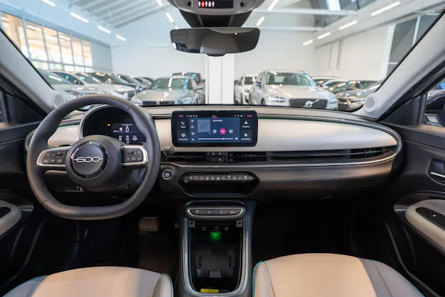 FIAT 600 1.2 Hybrid La Prima / Grigio Cappuccino / Ledersitze / Navi
