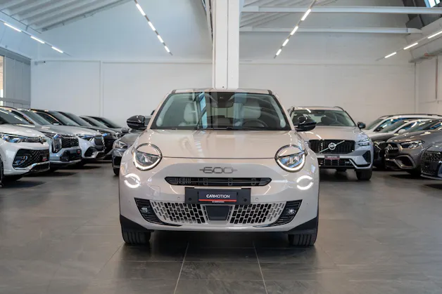 FIAT 600 1.2 Hybrid La Prima / Grigio Cappuccino / Ledersitze / Navi