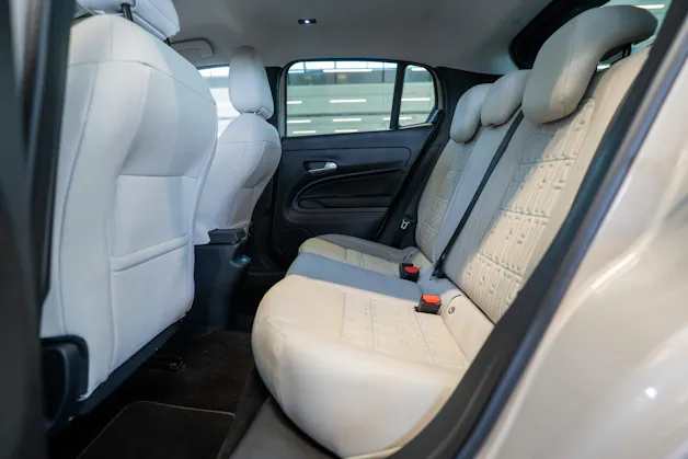 FIAT 600 1.2 Hybrid La Prima / Grigio Cappuccino / Ledersitze / Navi