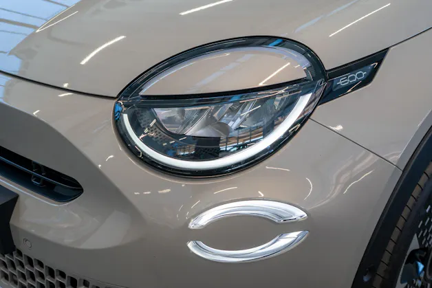 FIAT 600 1.2 Hybrid La Prima / Grigio Cappuccino / Ledersitze / Navi