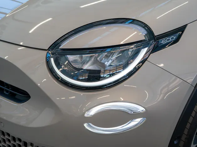 FIAT 600 1.2 Hybrid La Prima / Grigio Cappuccino / Ledersitze / Navi