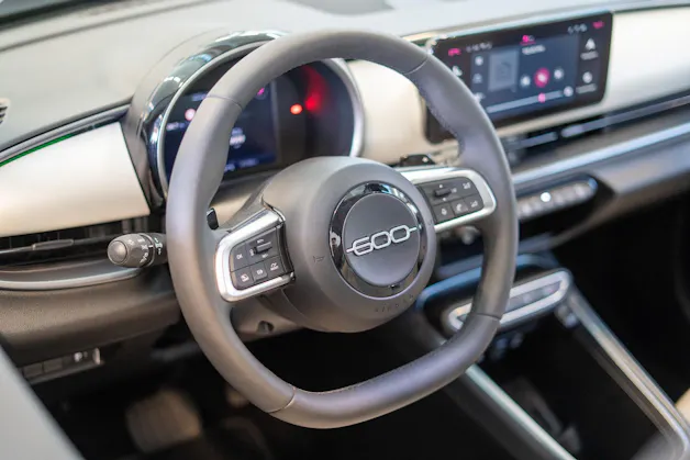 FIAT 600 1.2 Hybrid La Prima / Grigio Cappuccino / Ledersitze / Navi