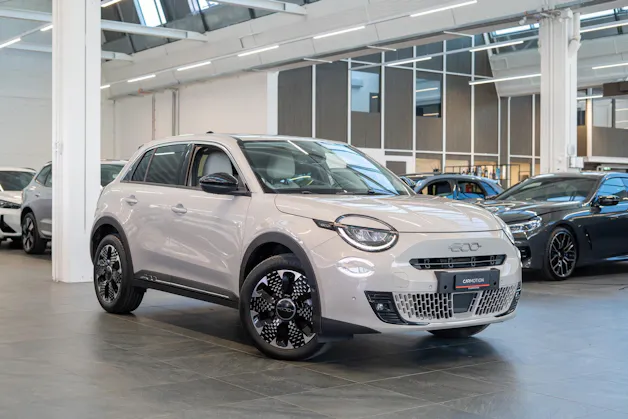 FIAT 600 1.2 Hybrid La Prima / Grigio Cappuccino / Ledersitze / Navi