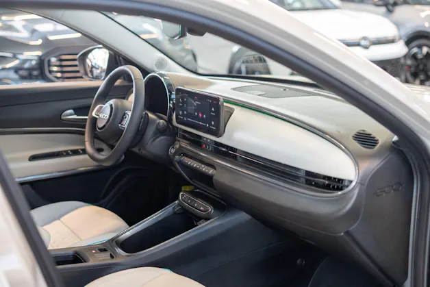 FIAT 600 1.2 Hybrid La Prima / Grigio Cappuccino / Ledersitze / Navi