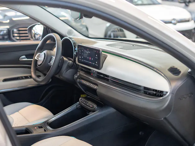 FIAT 600 1.2 Hybrid La Prima / Grigio Cappuccino / Ledersitze / Navi