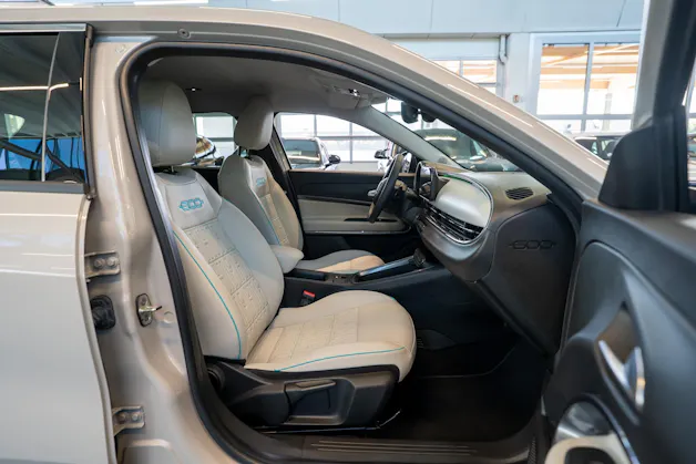 FIAT 600 1.2 Hybrid La Prima / Grigio Cappuccino / Ledersitze / Navi