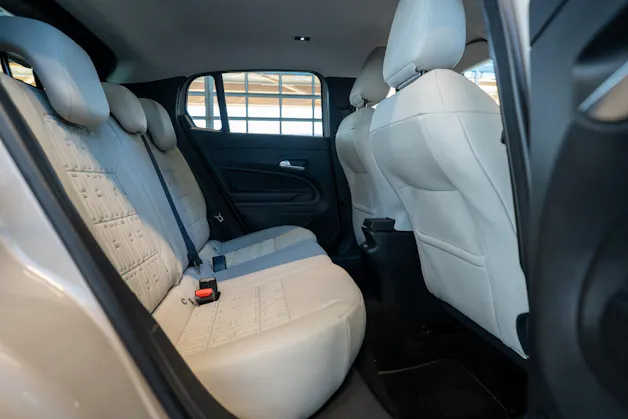 FIAT 600 1.2 Hybrid La Prima / Grigio Cappuccino / Ledersitze / Navi