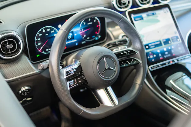 MERCEDES-BENZ GLC 220 d AMG Line 4matic / Panorama-Schiebedach / Ambiente-Beleuchtung / Sitzheizung