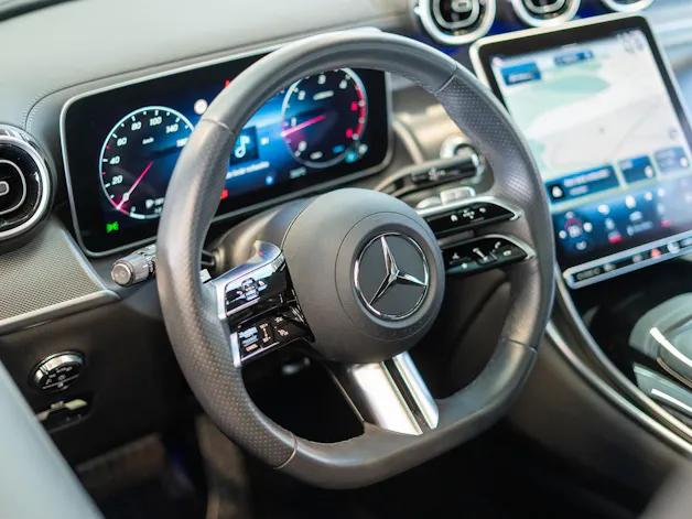 MERCEDES-BENZ GLC 220 d AMG Line 4matic / Panorama-Schiebedach / Ambiente-Beleuchtung / Sitzheizung