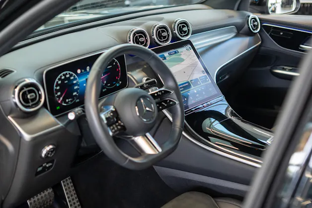 MERCEDES-BENZ GLC 220 d AMG Line 4matic / Panorama-Schiebedach / Ambiente-Beleuchtung / Sitzheizung