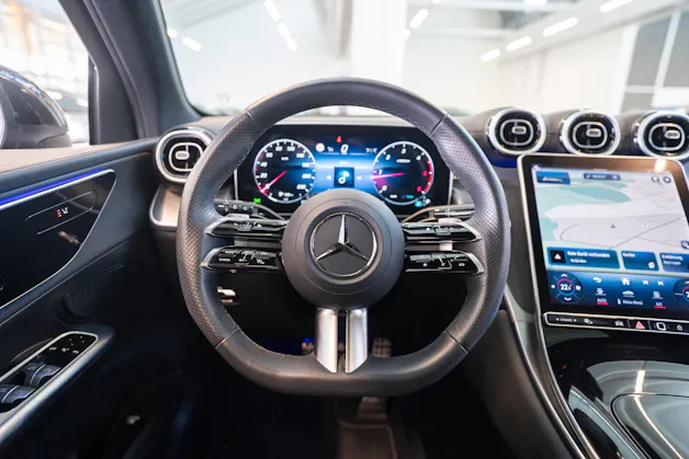 MERCEDES-BENZ GLC 220 d AMG Line 4matic / Panorama-Schiebedach / Ambiente-Beleuchtung / Sitzheizung