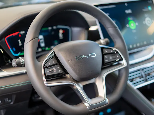 BYD Seal U DM-i Design AWD / Panorama / Head-Up Display / 360° Kamera / sofort verfügbar