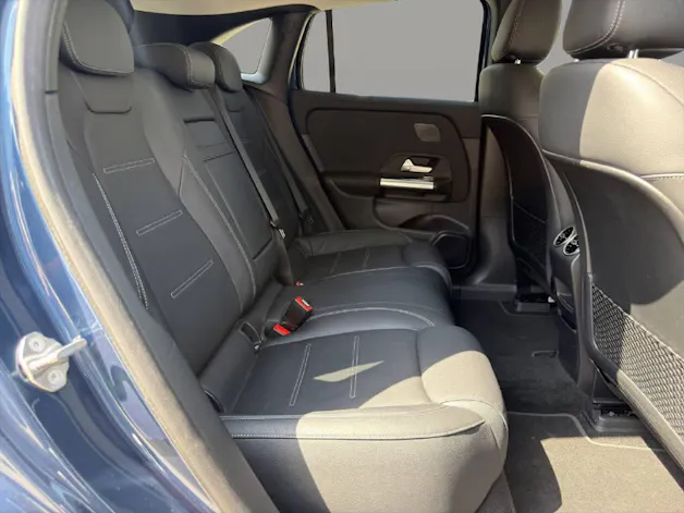 MERCEDES-BENZ EQA 300 Swiss Star AMG Line 4matic