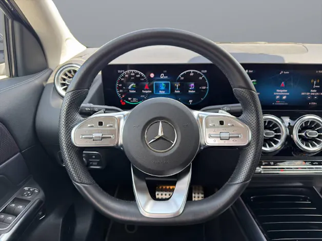 MERCEDES-BENZ EQA 300 Swiss Star AMG Line 4matic