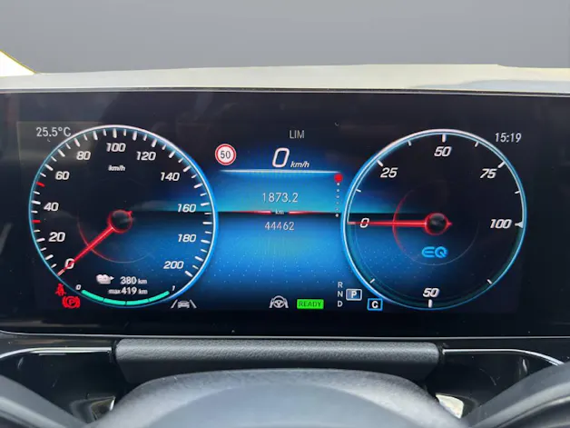MERCEDES-BENZ EQA 300 Swiss Star AMG Line 4matic