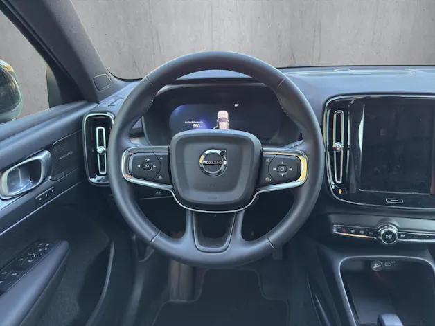 VOLVO XC40 2.0 B3 MH Plus Dark