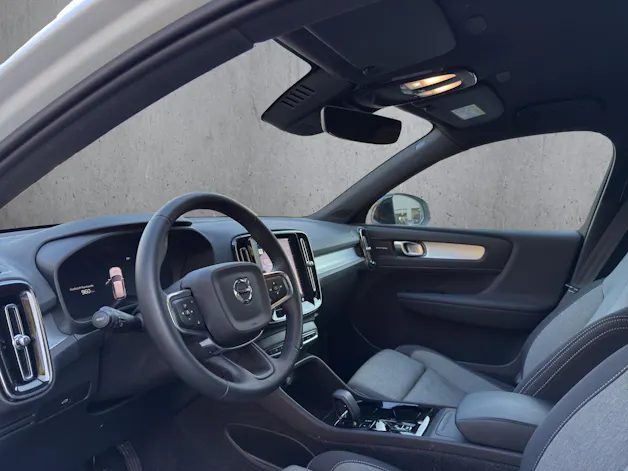 VOLVO XC40 2.0 B3 MH Plus Dark