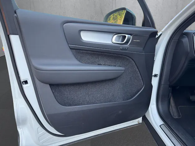 VOLVO XC40 2.0 B3 MH Plus Dark