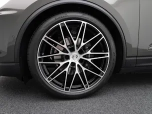 PORSCHE Macan 4