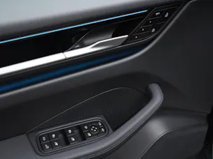 PORSCHE Macan 4