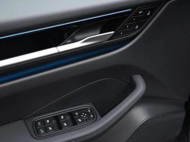 PORSCHE Macan 4