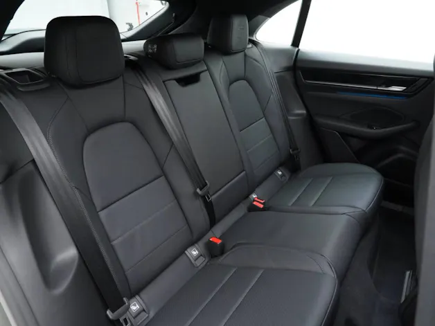 PORSCHE Macan 4