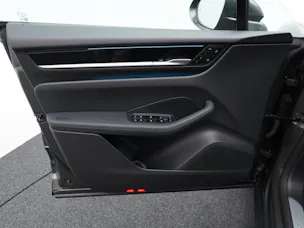 PORSCHE Macan 4
