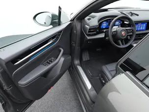PORSCHE Macan 4