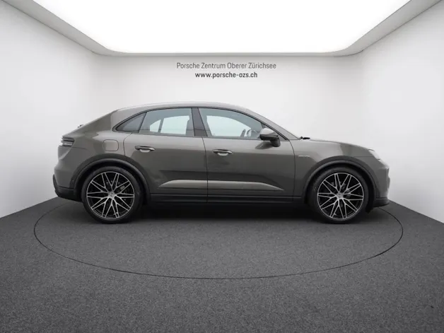 PORSCHE Macan 4