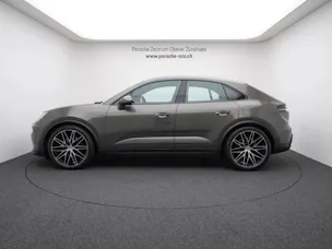 PORSCHE Macan 4