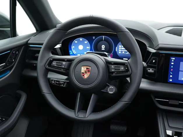 PORSCHE Macan 4