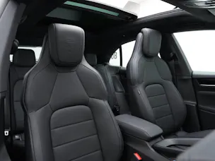 PORSCHE Macan 4