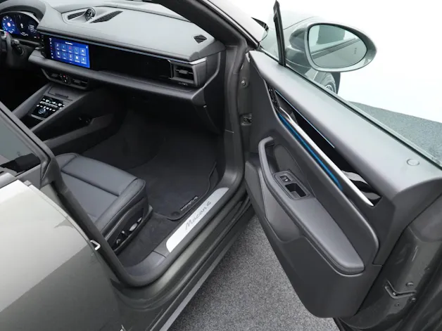 PORSCHE Macan 4