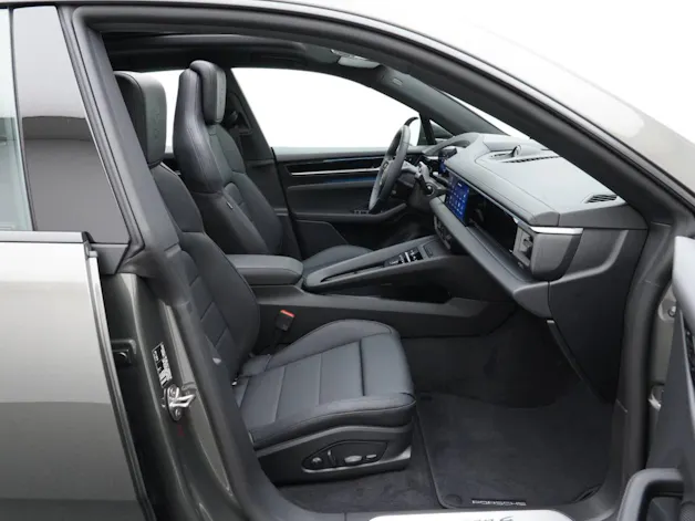 PORSCHE Macan 4