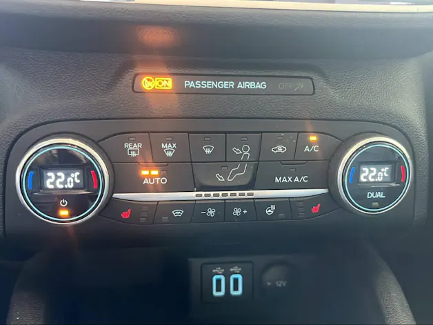 FORD Kuga 2.5 Hybrid Cool & Connect 4x4 mit Anhängerkupplung 1500kg