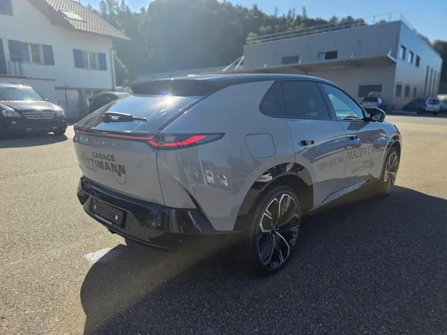 MAZDA CX-6e Takumi