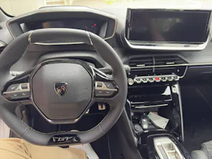 PEUGEOT 208 e-GT