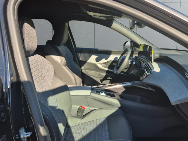 PEUGEOT 5008 1.2 Hybrid Business